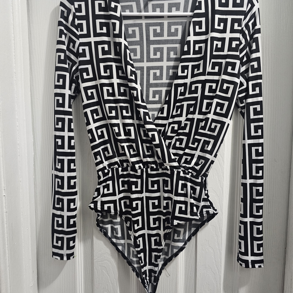 Stylish Black and White Geometric Women's Top